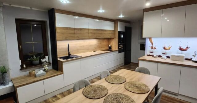 Kuchnia bialy polysk połączone z drewnem #kuchnia #projekt #wnętrza