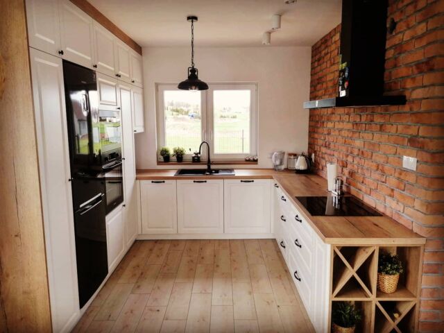 #kuchnia w stylu angielskim. Połączenia bieli, drewna, cegły.  #design #decoration